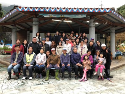 火堆論壇復興部落場次，活動結束參加民眾、東華大學藝術學院師生與部落阿公阿媽一起合影(圖左一林志忠老師，左二花蓮林區管理處副處長李政賢)